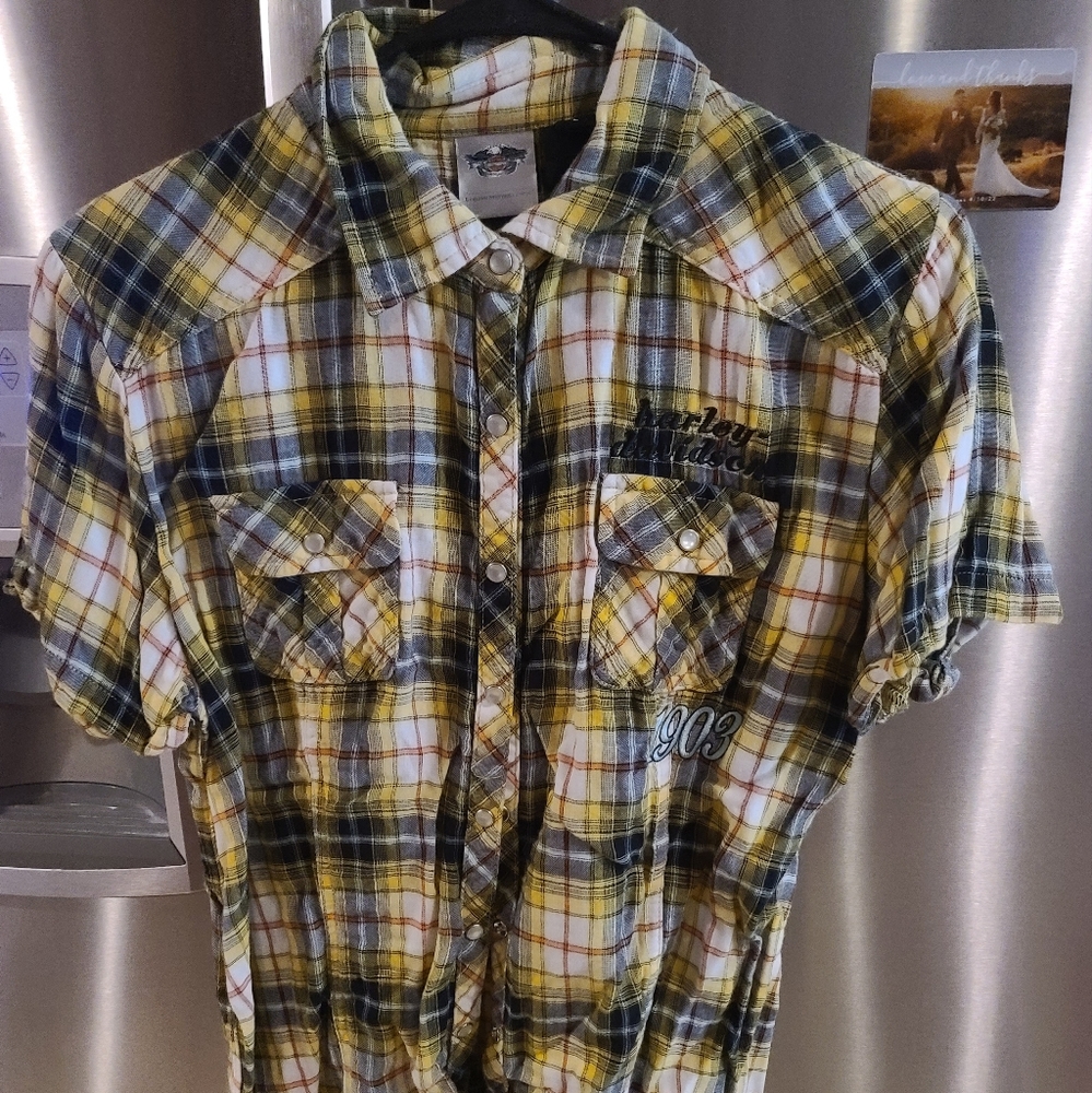 Womens size Large yellow and black short sleeve Harley Davidson button up shirt.